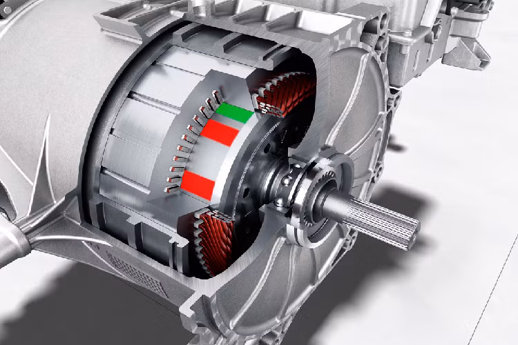 Vùng từ trường này xoay đồng bộ với từ trường mà phần khung Stator, tạo ra động năng. Động cơ Tesla sử dụng các cuộn dây đồng thay vì nam châm vĩnh cửu – đây là thiết kế truyền thống hơn so với động cơ PMSM của Porsche Taycan. Vậy tại sao 2 nhà sản xuất này lại sử dụng 2 kiểu thiết kế động cơ điện khác nhau?