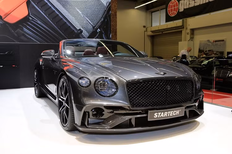 Ở ngoại thất, siêu phẩm Bentley Continental GTC sở hữu rất nhiều thay đổi với chất liệu chính được sử dụng là carbon như bộ cản dưới bằng sợi carbon nguyên chất, giá 6.902 Euro (khoảng 180 triệu đồng); chụp gương bằng sợi carbon, giá 2.166 Euro (khoảng 56 triệu đồng); cánh lướt gió ở cốp sau cùng bộ khuếch tán sau bằng sợi carbon, giá 3.320 - 5.355 Euro (khoảng 80 - 126 triệu đồng).