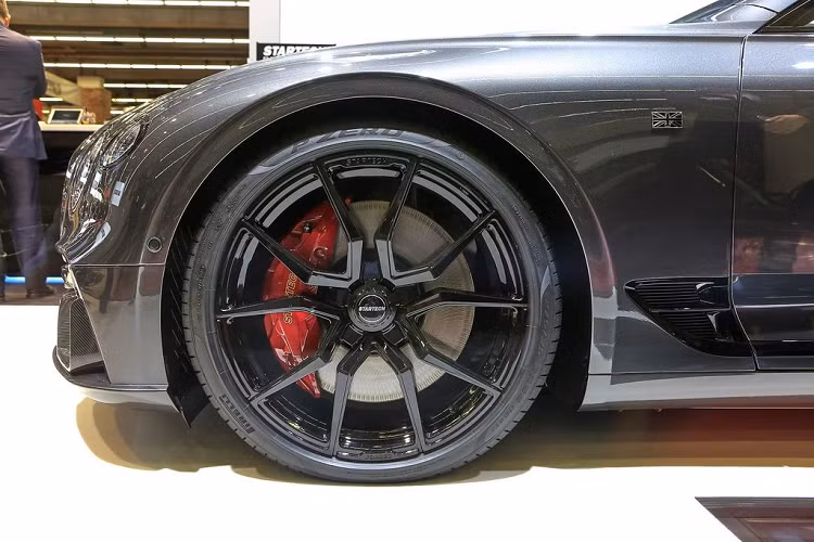 Tiếp tới, siêu phẩm Bentley Continental GTC độ bởi Startech còn được trang bị thêm bộ mâm Monostar với kích cỡ 20 inch, giá từ 3.213 - 3.451 Euro (khoảng 84 cho đến 86 triệu đồng).