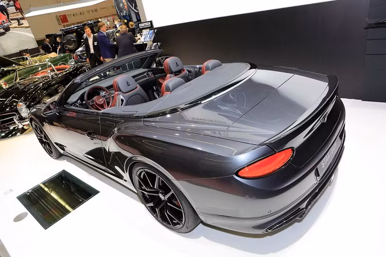 Bên cạnh đó, thay vì sử dụng sợi carbon, nhà độ Startech cũng mang tới cho khách hàng mua siêu phẩm Bentley Continental GTC mui trần gói độ các chi tiết bên ngoài bằng chrome sáng bóng với giá 7.211 Euro (tương đương khoảng 187 triệu đồng).