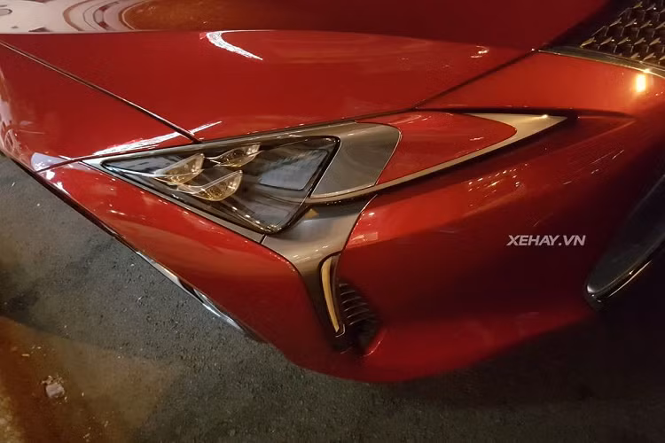Mẫu Lexus LC500 trong bài viết thuộc đời 2018, được phát triển dựa trên cơ sở gầm bệ Lexus Global Architecture hay Luxury (GA-L) mới được tạo ra từ những vật liệu cao cấp như thép cường độ cao, nhôm và sợi carbon giống như trên LS thế hệ mới. Thân vỏ của Lexus LC 2018 được làm từ thép cường độ cao vừa giúp tăng độ cứng vừa giúp giảm trọng lượng xe. Tỉ lệ phân bố trọng lượng trước/sau của LC500 là 52/48.