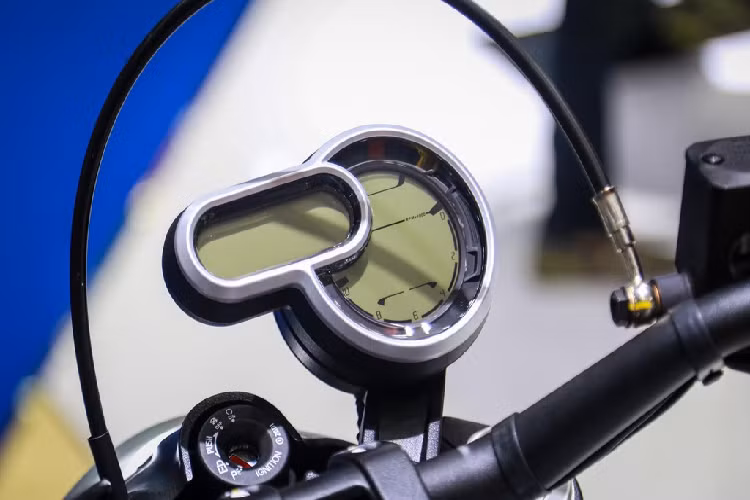 Xe có 3 phiên bản Scrambler 1100 tiêu chuẩn, Scrambler 1100 Special và Scrambler 1100 Sport có giá bán lần lượt là 448, 482 và 506 triệu đồng. Hệ thống đèn và đồng hồ trên Scrambler 1100 dạng tròn cổ điển song công nghệ hiện đại. Đèn pha full LED, trang trí hình chữ X bên trong. Đồng hồ kiểu mới có thêm đồng hồ oval nhỏ hiển thị tốc độ, cấp số. 