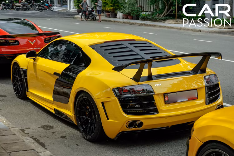 Audi rất chú tâm về mặt khí động học cho R8, thể hiện rõ nhất qua phần thân xe được trang bị nhiều hốc gió, phần hông còn có thêm một khe gió cỡ lớn được làm từ sợi carbon nay đã được chủ nhân sơn đen cá tính để tận dụng luồng khí đi vào để làm mát khối động cơ bên trong.