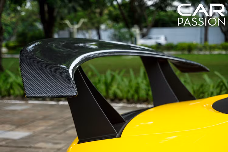 Gói độ bodykit PD850 GT đến từ Prior Design còn bổ sung cho chiếc Audi R8 tiền tỷ này một cánh gió to bản được làm hoàn toàn từ sợi carbon.