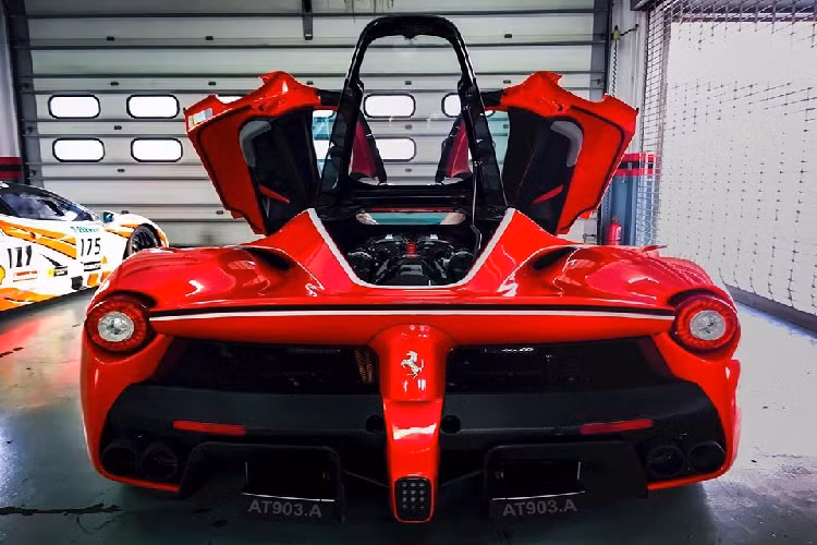 Hiện chưa rõ mức giá bán của siêu xe triệu đô Ferrari LaFerrari khi cập bến Indonesia, chỉ biết rằng, giá khởi điểm của Ferrari LaFerrari lúc mới xuất xưởng là khoảng 1,3 triệu đô la. Hiện tại, nhiều chiếc Ferrari LaFerrari đã qua sử dụng có mức giá cao gấp 2 đến 5 lần giá xuất xưởng này.