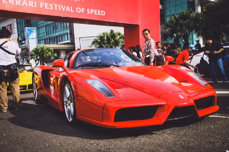Ferrari Enzo của đại gia Indonesia. "Ngựa già" Ferrari Enzo cùng dàn Ferrari trong một sự kiện của hãng xe Ý ở Indonesia