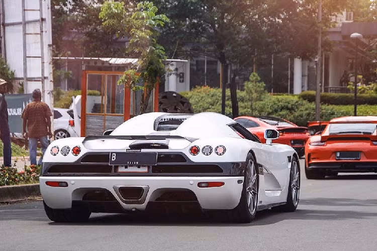 Chiếc Koenigsegg CCX xuất hiện tại Jakarta, thủ đô Indonesia có ngoại thất màu trắng đi kèm với nhiều chi tiết bằng sợi carbon mang đến ngoại hình ấn tượng cho siêu xe đến từ Thụy Điển. Siêu phẩm Koenigsegg CCX được trang bị động cơ V8, siêu nạp, dung tích 4,7 lít, sản sinh công suất tối đa 800 mã lực.