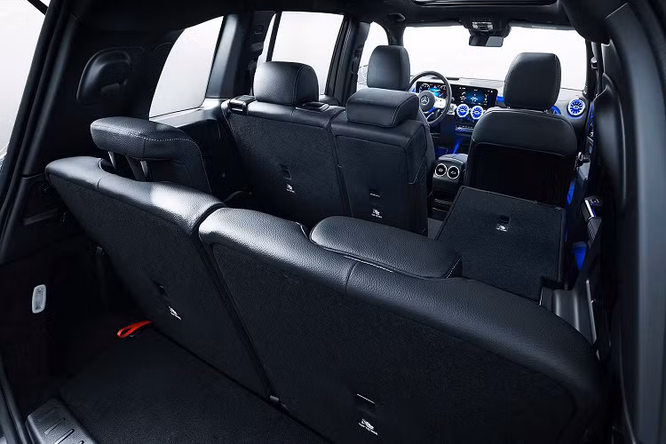 GLB 2020 có kích thước dài x rộng x cao lần lượt là 4.634 x 1.834 x 1.658 mm. Trục cơ sở xe dài 2.829 mm, dài hơn dòng B-Class khoảng 100 mm. Xe có 2 phiên bản là 5 chỗ và 7 chỗ.