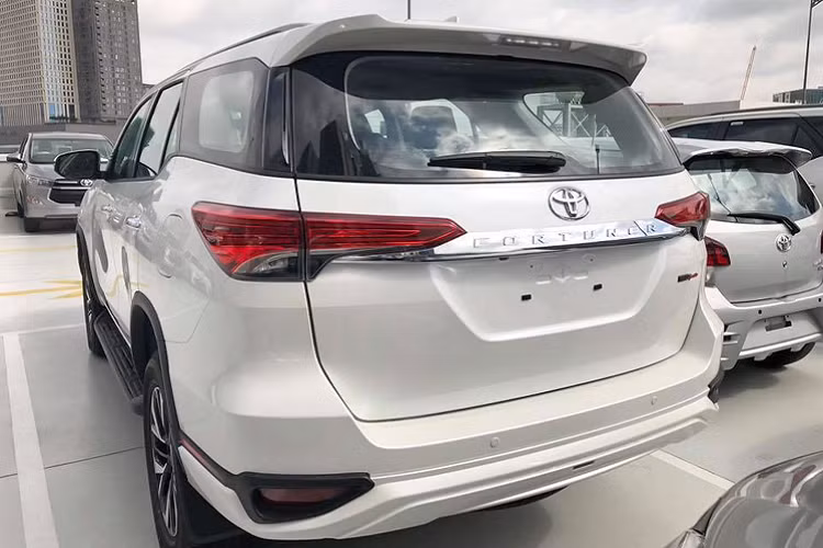 Nhìn chung, mức giá xe Toyota Fortuner 2.7 4x2 AT TRD ở mức 1,199 tỷ đồng sẽ hơn một chút so với hai đối thủ nhập khẩu như: Ford Everest Titanium 4x2 10AT (1,177 tỷ đồng) hay Mitsubishi Pajero Sport 4x2 8AT (1,183 tỷ đồng).