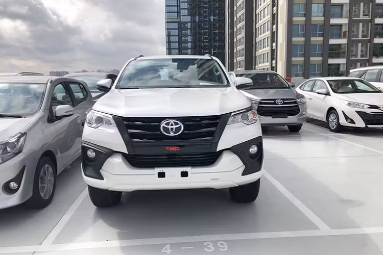 Điểm nhấn của Fortuner 2.7 4x2 AT TRD chính là ngoại thất đi kèm bộ phụ kiện ‘’dàn áo’’ trang trí TRD (Toyota Racing Development) mang hơi hướng thể thao, bao gồm: mặt ca-lăng với cụm lưới tản nhiệt mới sơn màu đen, bộ mâm hợp kim 17 inch đa chấu mang thiết kế mới, ốp cản và sau thể thao, điểm nhấn bên sườn xe với logo TRD và tem nổi bật trên nền màu sơn ngoại thất trắng ngọc trai (lựa chọn màu sơn duy nhất).