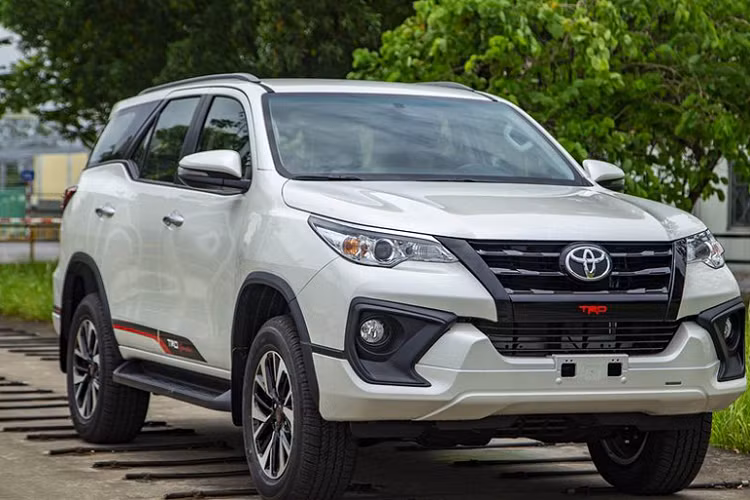 Nội thất xe được trang bị ghế xe bọc da, ghế lái chỉnh điện 08 hướng. Đề nổ Start/Stop. Trang bị màn hình DVD 7 inch, kết hợp với dàn âm thanh 06 loa. Hệ thống đề nổ bằng nút bấm (Start/Stop). Vô-lăng tích hợp lẫy chuyển số, nhiều nút bấm và Cruise Control.