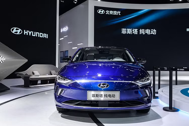 Với kế hoạch đi vào sản xuất khoảng đầu năm sau, chiếc xe điện Hyundai Lafesta sở hữu ngôn ngữ thiết kế “Sensuous Sportiness” (Thể thao Gợi cảm), khác biệt hoàn toàn so với phiên bản tiêu chuẩn. Nét thay đổi đáng kể nhất tới từ một thiết kế mặt trước mới với ít chi tiết lưới hơn.