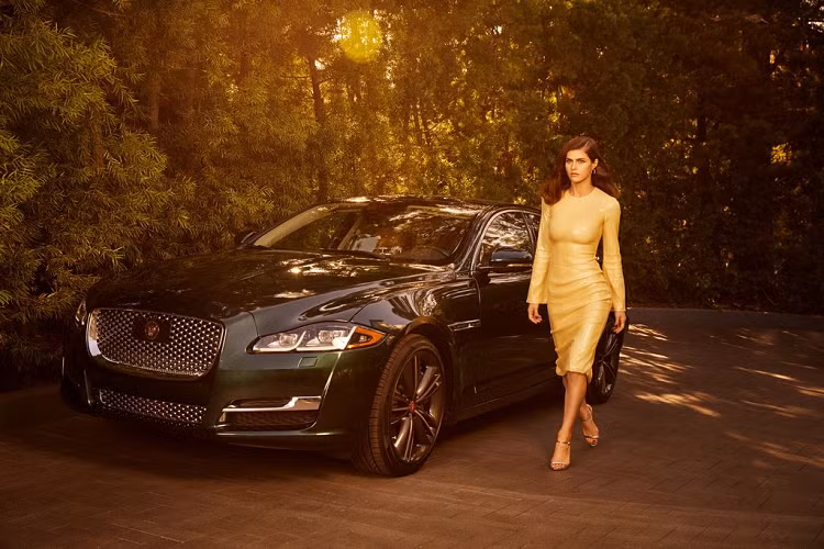 Trao đổi với báo chí, ông Julian Thomson, Giám đốc thiết kế của Jaguar chia sẻ: "Bộ sưu tập XJ Collection Special Edition 2019 là sự kết hợp tuyệt hảo giữa những giá trị truyền thống và hiện đại. Sự tinh tế và sang trọng là những yếu tố mà XJ luôn mang tới cho khách hàng. Jaguar tin rằng, XJ Collection Special Edition 2019 chính là lời chào tạm biệt đầy tự hào mà XJ gửi tới quý khách hàng đã yêu quý dòng xe đầu bảng của hãng trong suốt thời gian qua".