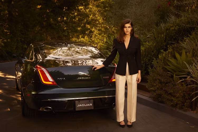 Đặc biệt, để thể hiện hết giá trị và tính thẩm mỹ của XJ Collection Special Edition 2019, Jaguar đã mời nhiếp ảnh gia nổi tiếng Max Montgomery để chụp ảnh độc quyền cho bộ sưu tập này. Bên cạnh đó, còn là sự xuất hiện của nữ diễn viên Alexandra Daddario làm người mẫu cho bộ ảnh.