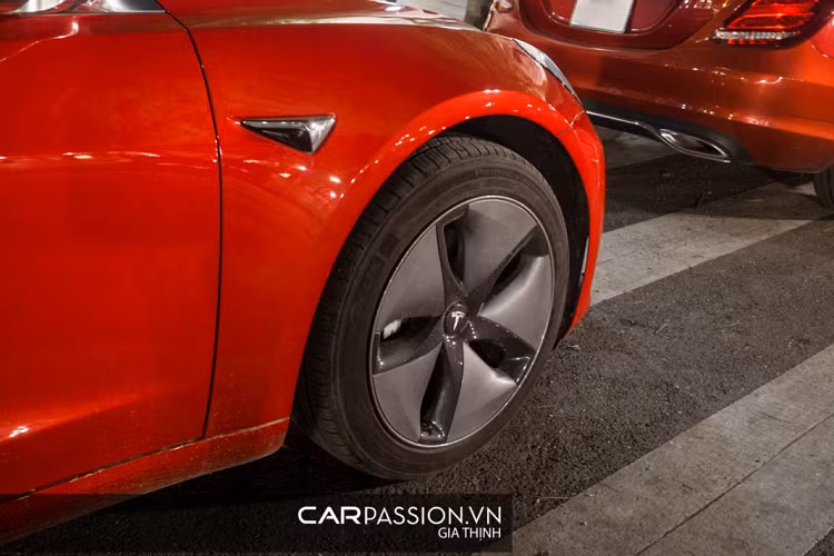 Nếu là phiên bản cao cấp nhất thi sau mỗi lần sạc đầy, Model 3 sẽ có khả năng di chuyển lên đến hơn 500 km, phiên bản Long Range sẽ có khả năng vận hành xuyên suốt 273 km sau 30 phút sạc. Tesla Model 3 mất 5,1 giây để tăng tốc từ 0-100 km/h và có tốc độ tối đa 225 km/h.