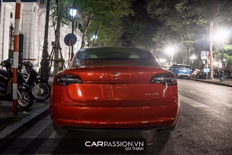 Về tổng thế, Tesla Model 3 sở hữu thiết kế khá đơn giản, cản trước trang bị một hốc gió nhỏ ở vị trí trung tâm, hai bên hông xuất hiện hai khe gió ở khu vực đèn báo rẽ.