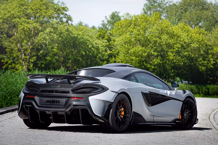 Chiếc Mclaren 600LT này cũng được trang bị gói nâng Clubsport Pro Pack đến từ bộ phận đảm trách cá nhân hóa MSO (Mclaren Special Operation). Với gói nâng cấp này, xe sẽ sở hữu thêm một số chi tiết bằng sợi carbon ở cản trước, ốc bánh xe làm bằng titan, ghế đua bằng sợi carbon cũng như đai an toàn 6 điểm tiêu chuẩn.