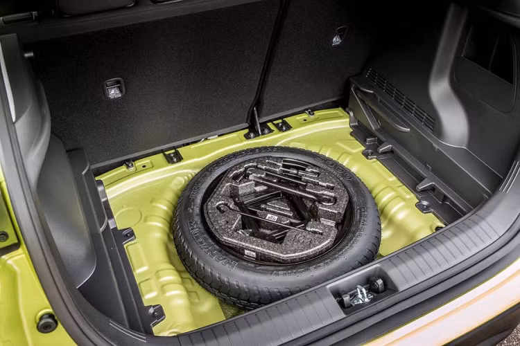 Ngoài ra, Hyundai Kona Play 2019 mới cũng sở hữu nhiều công nghệ an toàn tiêu chuẩn đáng chú ý như hỗ trợ duy trì làn, cảnh báo tài xế, hỗ trợ leo dốc cùng kiểm soát phanh khi xuống dốc. Chiếc crossover cỡ nhỏ còn có một bánh xe dự phòng (rất ít đối thủ cùng phân khúc có bánh xe dự phòng).