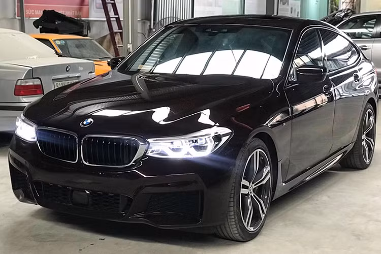 Có thể khẳng định đây là chiếc xe BMW 640i Gran Turismo đầu tiên có mặt tại Việt Nam. Phiên bản 640i này được trang bị gói nâng cấp ngoại thất M Sport thể thao. Về động cơ, 640i sử dụng động cơ 6 xy-lanh thẳng hàng (I6) dung tích 3.0L tăng áp công nghệ TwinPower Turbo cho công suất tối đa 335 mã lực tại 5.500 v/p và mô-men xoắn cực đại đạt 450 Nm tại 1.380 – 5.200 v/p.