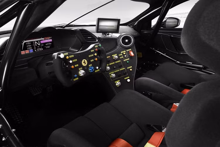 Và đây là lần đầu tiên hãng siêu xe Ferrari cung cấp cho dòng sản phẩm 488 Challenge Evo 1 tùy chọn mới, cho phép người lái điều chỉnh khả năng nén độc lập cho đằng trước và đằng sau. Điều này giúp người lái có thể tự cân bằng tính khí động học của chiếc xe mà không cần phải giảm độ cao của gầm.