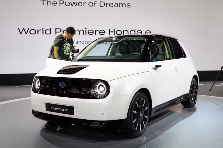 Sau khi giới thiệu trước công chúng toàn cầu tại triển lãm ôtô Frankfurt 2019, Honda đã chính thức công bố giá bán cho mẫu xe ôtô điện Honda e là: 29.470 Euro (khoảng 780 triệu đồng) tại thị trường Đức. Hiện tại, đã có hơn 40.000 đơn đặt hàng cho mẫu xe này, dự kiến lô xe đầu tiên sẽ được giao vào mùa hè 2020.