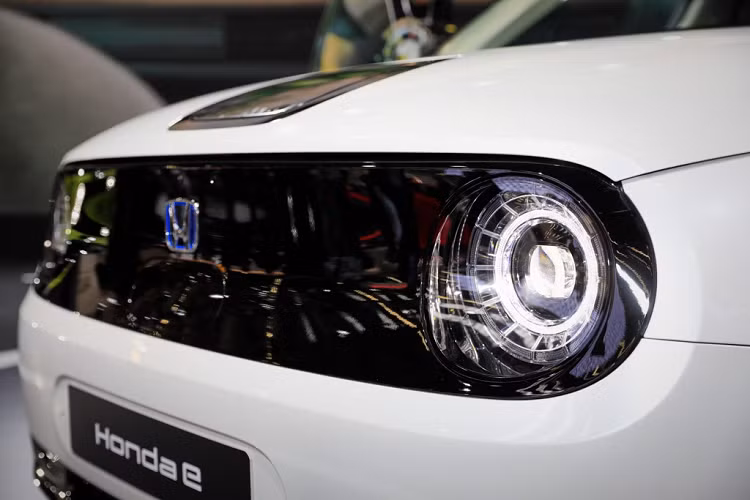 Ngoài ra, hãng xe Nhật Bản cũng công bố giá bán Honda e mới với gói tuỳ chọn nâng cấp "Advance" lần lượt là: 32.470 Euro tại Đức và 28.660 Bảng Anh tại thị trường "Quốc đảo sương mù".