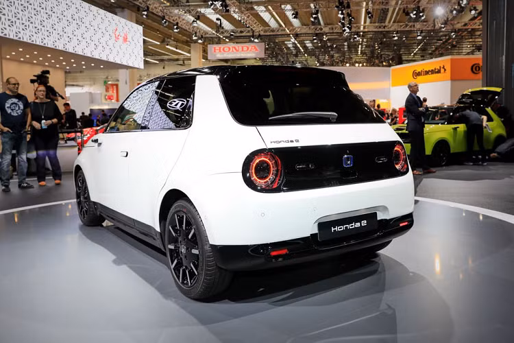 Như đã biết, Honda e sẽ được trang bị động cơ điện đặt ở phía sau, kết hợp cùng với pin được đặt bên dưới sàn xe để đạt trọng tâm thấp, động cơ điện kể trên sản sinh công suất 134 mã lực (bản tiêu chuẩn) và lên đến 152 mã lực khi khách hàng chọn gói trang bị nâng cấp.