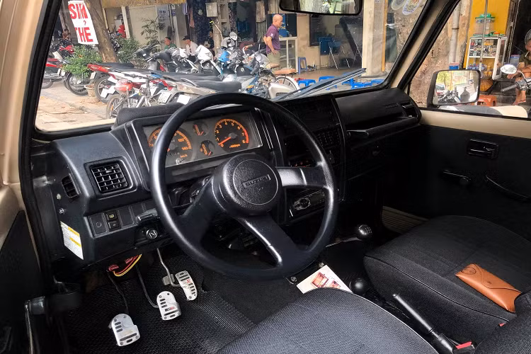 Nhược điểm của đời xe này là cụm giảm xóc trước và sau đều là dạng nhíp lá, không phải kiểu McPherson hay liên kết đa điểm nên có thể xe sẽ rất xóc khi đi đường xấu. Cửa phía sau là dạng mở sang bên và treo lốp dự phòng ở sau. Chính thiết kế này giúp chiếc Suzuki Samurai vẫn giữ được vẻ nam tính và độ trường của xe dù chiều dài chỉ hơn 3,2 mét, ngắn hơn cả xe Kia Morning.