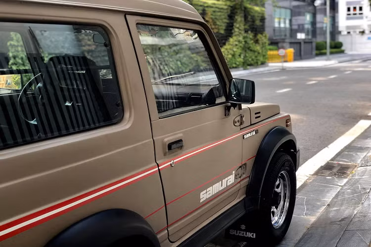 Cung cấp sức mạnh vận hành cho Suzuki Samurai 1993 là động cơ xăng 1.3 lít, tạo ra công suất cực đại 80 mã lực. Dù sức mạnh không lớn nhưng chiếc xe vẫn sử dụng hệ dẫn động 2 cầu với cơ cấu gài cầu bằng tay đậm chất SUV, có thể giúp chiếc xe đi được ở nhiều loại địa hình chứ không chỉ riêng mục đích dạo phố.