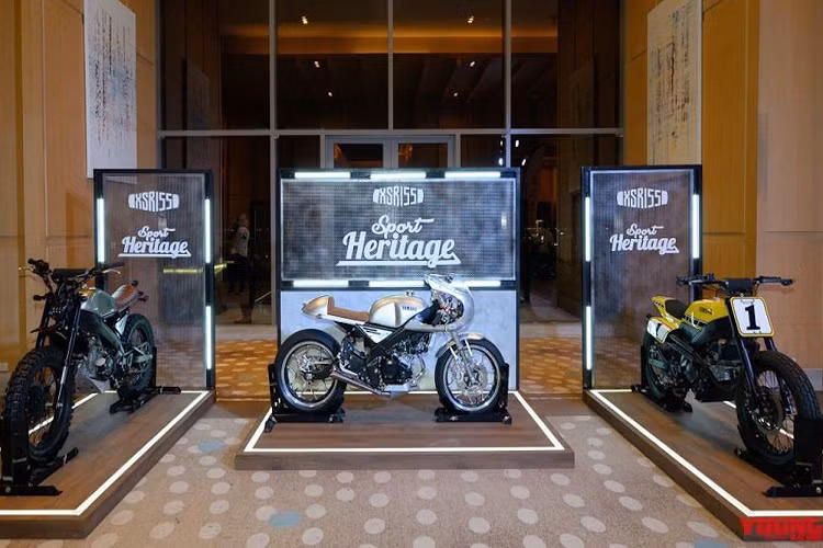Vừa qua tại Thái Lan, mẫu môtô phân khối nhỏ Yamaha XSR155 mới đã chính thức được ra mắt, trở thành dòng xe XSR thứ 3 và cũng là nhỏ nhất trong bộ sản phẩm hoài cổ Sport Heritage của hãng xe Nhật Bản. Để chứng minh điều này, Yamaha đã trưng bày 3 bản độ XSR155 ngay trong lễ ra mắt chiếc xe. 