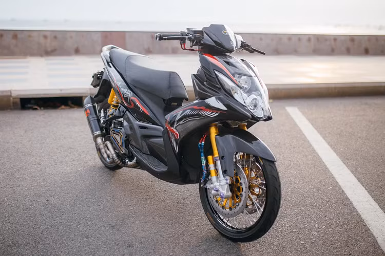 Có mặt tại thị trường Việt Nam từ năm 2002, xe ga Yamaha Nouvo từng là "ông hoàng" trong phân khúc. Sau khi Honda ra mắt Air Blade, Nouvo dần bị thất sủng và phải nhường chỗ cho NVX vào năm 2016. 