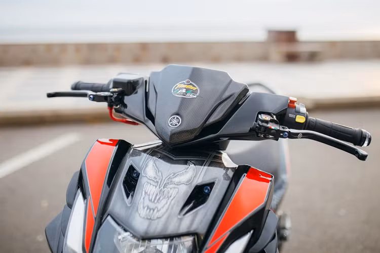 Chiếc Yamaha Nouvo phiên bản SX được khoác lên bộ tem phong cách Venom với tone đen đỏ. Bên cạnh màu đen của lớp decal, xe còn được trang bị một số bộ phận bằng carbon như chắn bùn trước, các tấm ốp.