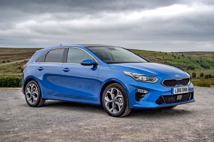 6. Kia Ceed: Kia Ceed còn có tên gọi là Kia Cerato tại một số thị trường. Mẫu xe Hàn Quốc được bình chọn là một trong những chiếc hatchback tốt nhất châu Âu năm 2019. Xe có cả bản động cơ xăng và diesel. Động cơ xăng tăng áp T-GDi 1.0L hoặc T-GDi 1.4L có công suất lần lượt là 118 mã lực hoặc 138 mã lực. 