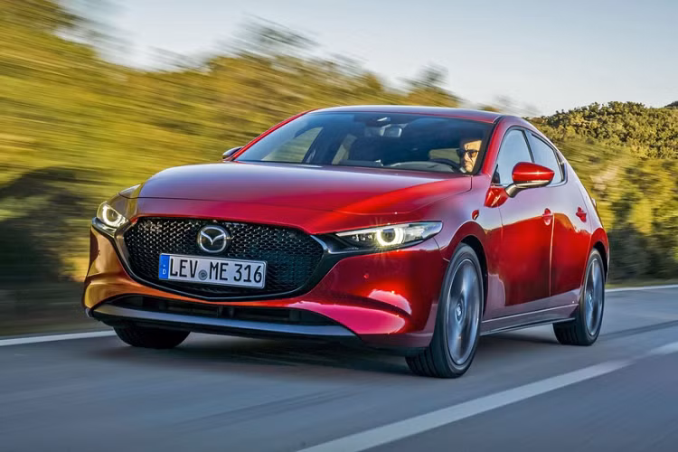 5. Mazda3: Thế hệ thứ 4 của Mazda3 được đánh giá là có thiết kế thể thao, đồng thời tiếp nối thành công của thế hệ tiền nhiệm, nằm trong số những chiếc hatchback tốt nhất châu Âu năm 2019. Ở thị trường này, Mazda3 trang bị động cơ SkyActiv-X 2.0L 4 xy-lanh thẳng hàng, dẫn động FWD hoặc AWD, hộp số tự động 6 cấp hoặc số sàn 6 cấp, trong khi ở Việt Nam, Mazda3 sử dụng động cơ SkyActiv-G 1.5L. 