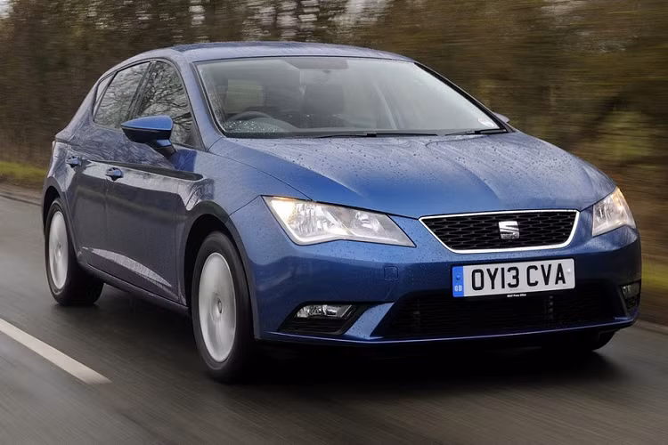 3. Seat Leon: "Người anh em" với Volkswagen Golf là Seat Leon cũng góp mặt trong danh sách này. Mẫu hatchback có xuất xứ từ Barcelona có nhiều điểm tương đồng với Volkswagen Golf về cảm giác lái, ngoại hình và động cơ. Điểm đáng chú ý là Seat Leon có thiết kế góc cạnh hơn so với Golf. Giá bán thấp hơn Volkswagen Golf, ở mức 23.738 USD - 40.150 USD tại châu Âu, là ưu thế của Seat Leon trong cuộc đua cho danh hiệu chiếc hatchback tốt nhất 2019. 