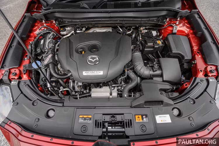 Với công suất tối đa 227 mã lực, Mazda CX-5 phiên bản 2.5 Turbo GLS AWD hiện là mẫu SUV phân khúc C phổ thông mạnh mẽ nhất trên thị trường nếu so với các đối thủ khác như Honda CR-V, Peugeot 3008 và Hyundai Tucson. Tuy mạnh mẽ, nhưng Mazda CX-5 2.5 Turbo có mức tiêu hao nhiên liệu ‘’kha khá’’ khi trung bình ở mức 8.2 lít / 100 km. Cao hơn so với mức 7,71 lít / 100 km (Kết Hợp) của CX-5 2.5L N/A.