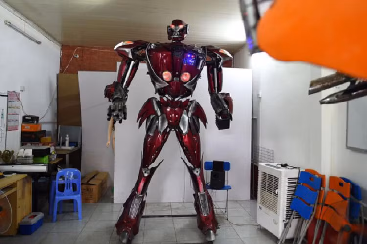 Viet Nam che tao thanh cong robot phong cach Transformers