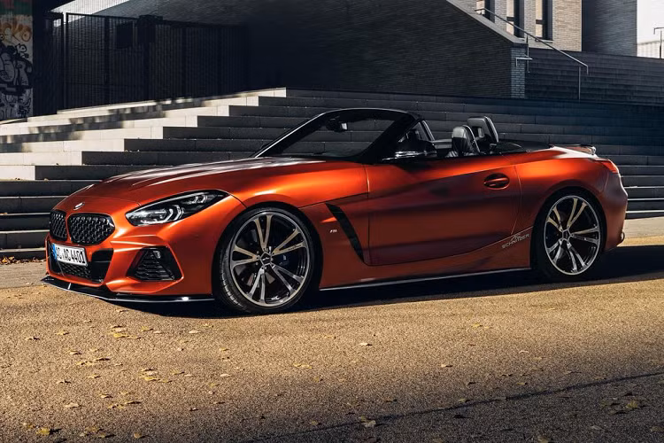 Về mặt thiết kế, BMW Z4 mui trần với một vài trang bị mang tính khí động học, được giới thiệu với tác dụng tăng cường lực nén xuống mặt đường bao gồm: bộ rìa trước, cánh gió 2 mảnh, các hốc hút gió và vây bên. Cuối cùng, khoang cabin được AC Schnitzer trang bị vật liệu nhôm đặc trưng trên lẫy chuyển số sau vô lăng, bàn đạp ga/phanh và bọc chìa khóa.