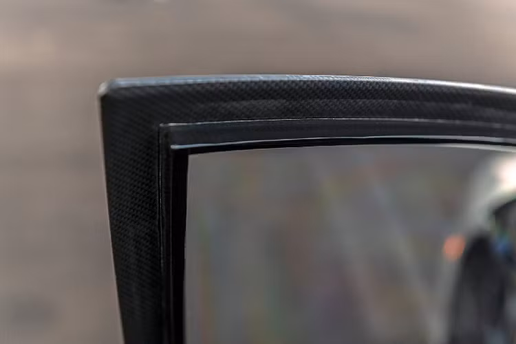 Cửa xe được trang bị nhiều lớp kính chống đạn và carbon.