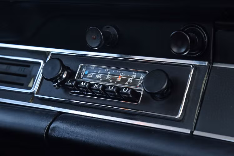 Nút điều chỉnh trên xe Porsche 911 Carrera RS 2.7 1973