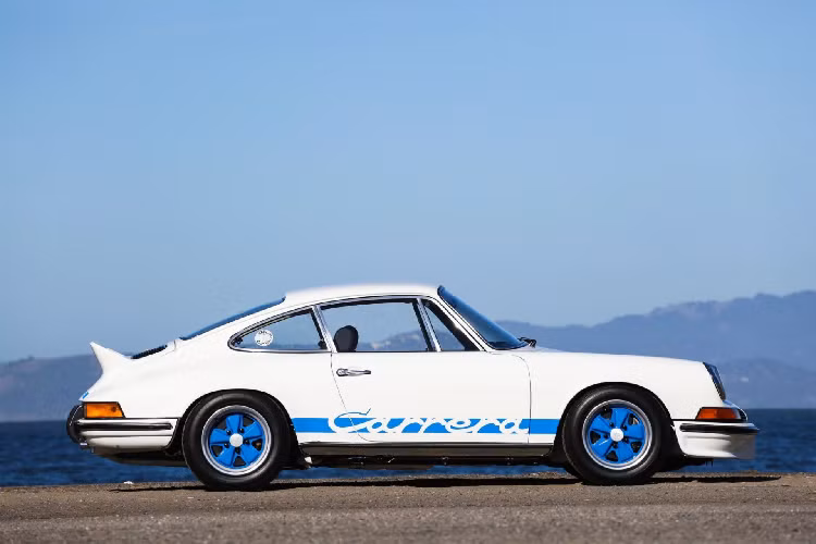 Porsche đã chế tạo chiếc Carrera RS 2.7 để đáp ứng các yêu cầu tương đồng để hoàn thành trong nhóm 4. Nhà sản xuất Đức chỉ lắp ráp đúng 500 chiếc nhưng cuối cùng số lượng đã lên tới 1.580 xe, khoảng 1.300 xe trong đó nằm trong tiêu chuẩn “Touring” như chiếc được bán đấu giá này.