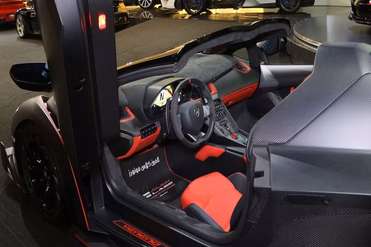 Lamborghini Veneno Roadster được xây dựng dựa trên Aventador, do đó, xe cũng sử dụng động cơ hút khí tự nhiên V12 6.5 lít nhưng đã qua tinh chỉnh để cho ra công suất lên tới 750 mã lực.