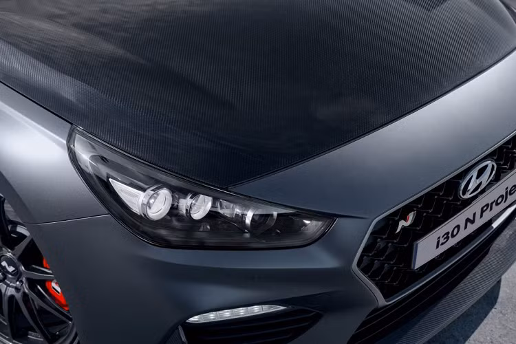 Những chi tiết này cùng với cánh gió nhỏ phía sau và ca-pô đều được làm bằng sợi carbon. Bằng việc thay thế những chi tiết bằng sợi carbon và trang bị thêm bộ mâm OZ 19 inch giúp giảm trọng lượng 22kg.