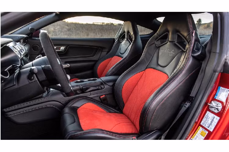 Cánh lướt gió sợi carbon. Nếu vẫn cảm thấy chưa hài lòng, khách hàng hoàn toàn có thể đặt gói tùy chọn Competition. Được thiết kế chuyên biệt dành cho đường đua, chiếc xe sử dụng bộ bánh ‘nhẹ ký’ Weld Racing cùng với lốp đua chuyên dụng Continental ExtremeContact DR. Phía công ty cho biết bộ lốp cho phép chiếc xe kéo 1.14 g trên tấm trượt skidpad.