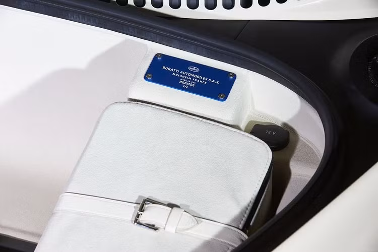 Bước vào không gian nội thất, Bugatti Chiron Hermes Edition tiếp tục chứng tỏ đẳng cấp thượng thừa của mình với việc phối màu chủ đạo là màu trắng pha ánh vàng vô cùng xa xỉ. Từng đường kim, mũi chỉ trên Chiron Hermes Edition đều được chế tác một cách công phu dưới đôi bàn tay tài ba của những nghệ nhân Hermes.