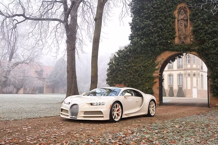 Siêu phẩm Bugatti Chiron Hermes Edition độc nhất vô nhị, hay còn được gọi là một kiệt tác nghệ thuật đương đại thuộc sở hữu của vị đại gia trong lĩnh vực bất động sản tại bang California, Mỹ, ông Manny Khoshbin, người không chỉ nổi tiếng trong giới thuợng lưu ở "Xứ cờ hoa" mà còn được rất nhiều người biết tới với thú chơi xe độc và lạ của mình.