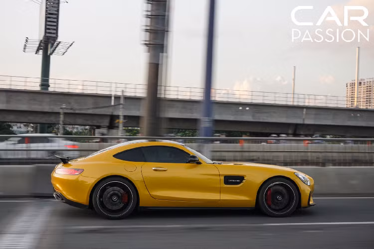 Bên hông xe là một khe gió hình tứ giác với 2 nan kim loại cắt ngang, xen giữa là dòng chữ “V8 Biturbo” tượng trưng cho khối động cơ mà chiếc siêu xe này sử dụng. Chưa hết với gói trang bị carbon, Mercedes còn bổ sung thêm hai cánh gió hông cho xe nhằm tăng tính ổn định khi vận hành ở tốc độ cao.