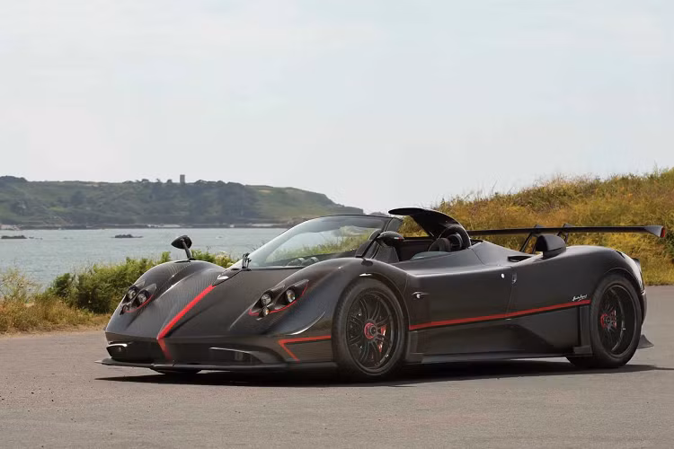 Tuy nhiên, không giống như hầu hết các mẫu Zonda khác, chiếc Aether này lại được “ưu ái” trang bị hộp số sàn 6 cấp, khiến chiếc xe mui trần này trở nên “quý hiếm” hơn. Có lẽ đây là một trong những nguyên nhân khiến chiếc xe được bán với mức giá cao đến như vậy.