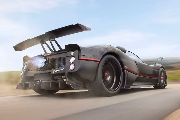Tương tự như Riviera, chiếc xe Zonda Aether đấu giá mang những nét đặc trưng của dòng “760” không chỉ về thiết kế mà cả về khối động cơ V12 dung tích 7.3L hút khí tự nhiên do AMG phát triển, cho công suất lên tới 749 mã lực.
