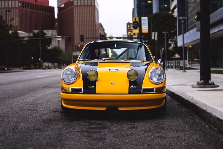 Chiếc siêu xe Porsche 911 2.7 cổ điển đời 1967 đã tận dụng tối đa điều đó và đua chiếc xe này trong khoảng 20 năm, theo như đoạn giới thiệu trên trang đấu giá “Bring A Trailer”.
